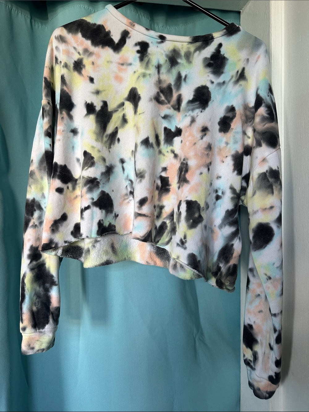 Colsie Cropped Tie-Dye Sweatshirt in Black, Pastel Pink, Blue & Yellow